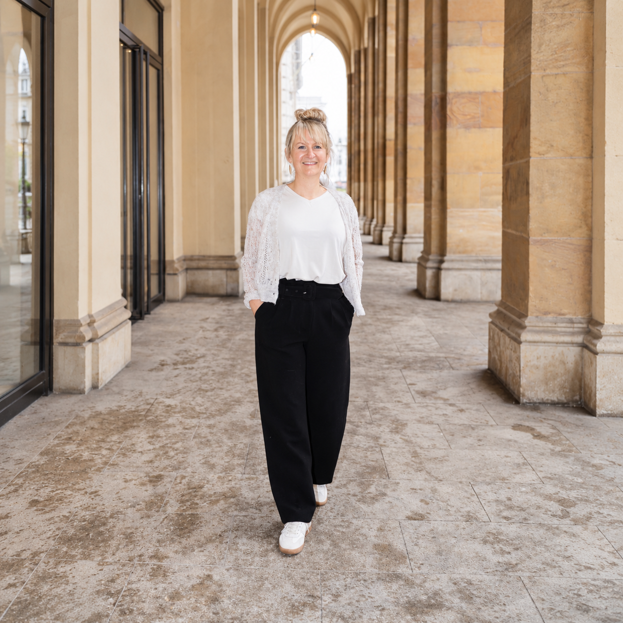 Nicole Riedl in einem historischen Arkadengang