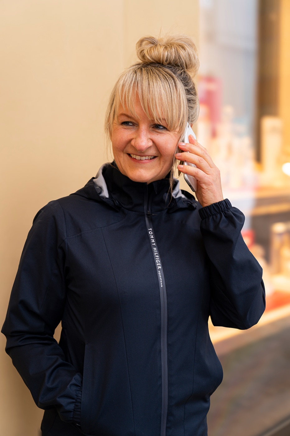 Nicole Riedl lächelnd im Telefongespräch