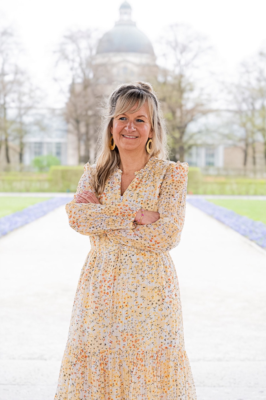 Nicole Riedl vor einer repräsentativen Parkanlage