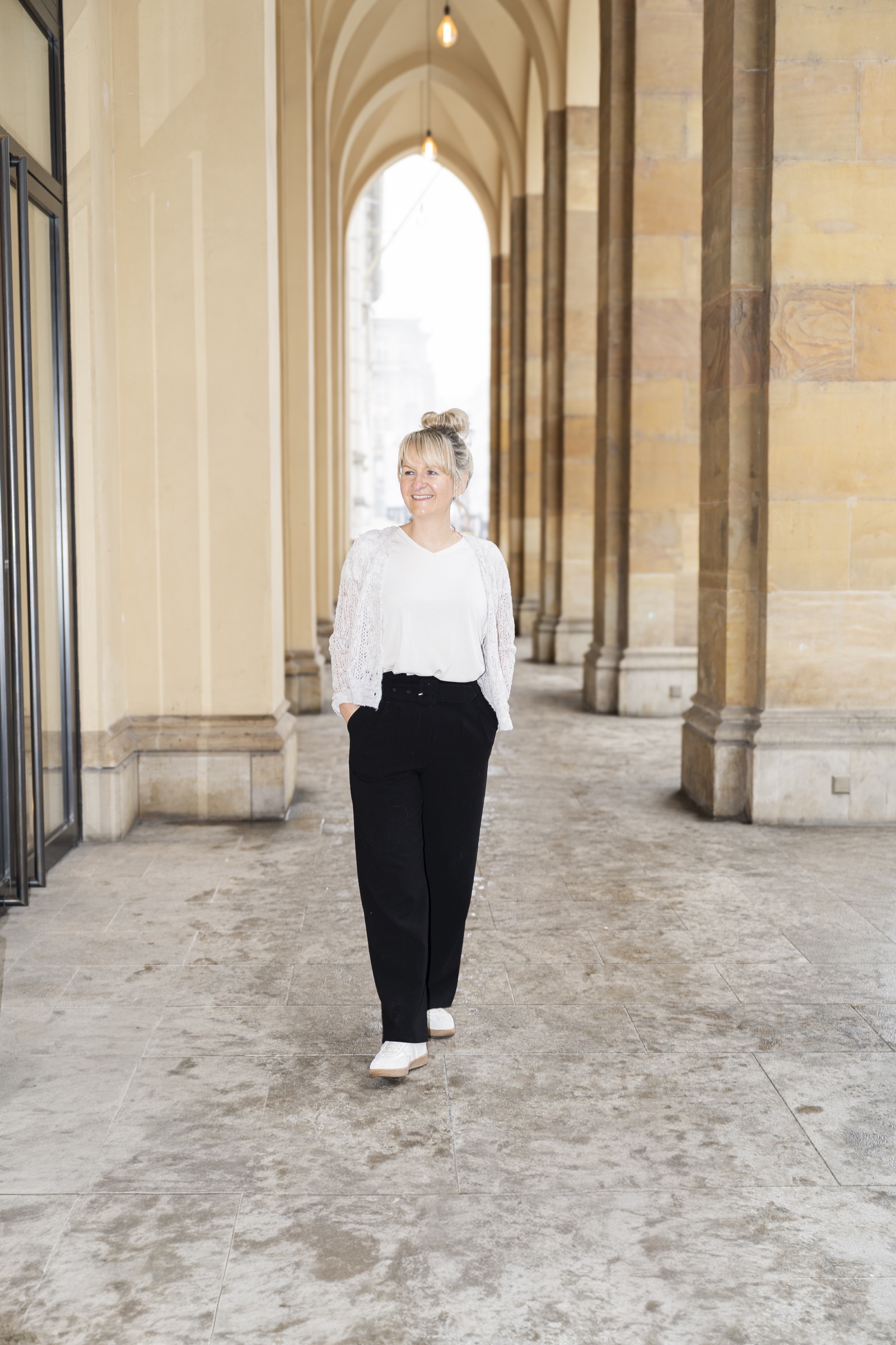 Nicole Riedl in einem historischen Arkadengang