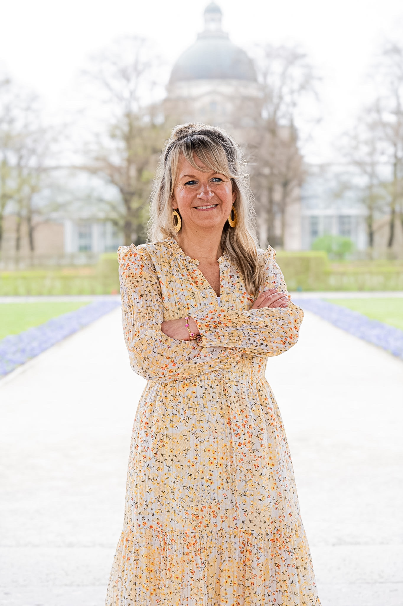 Nicole Riedl vor einer historischen Parkanlage