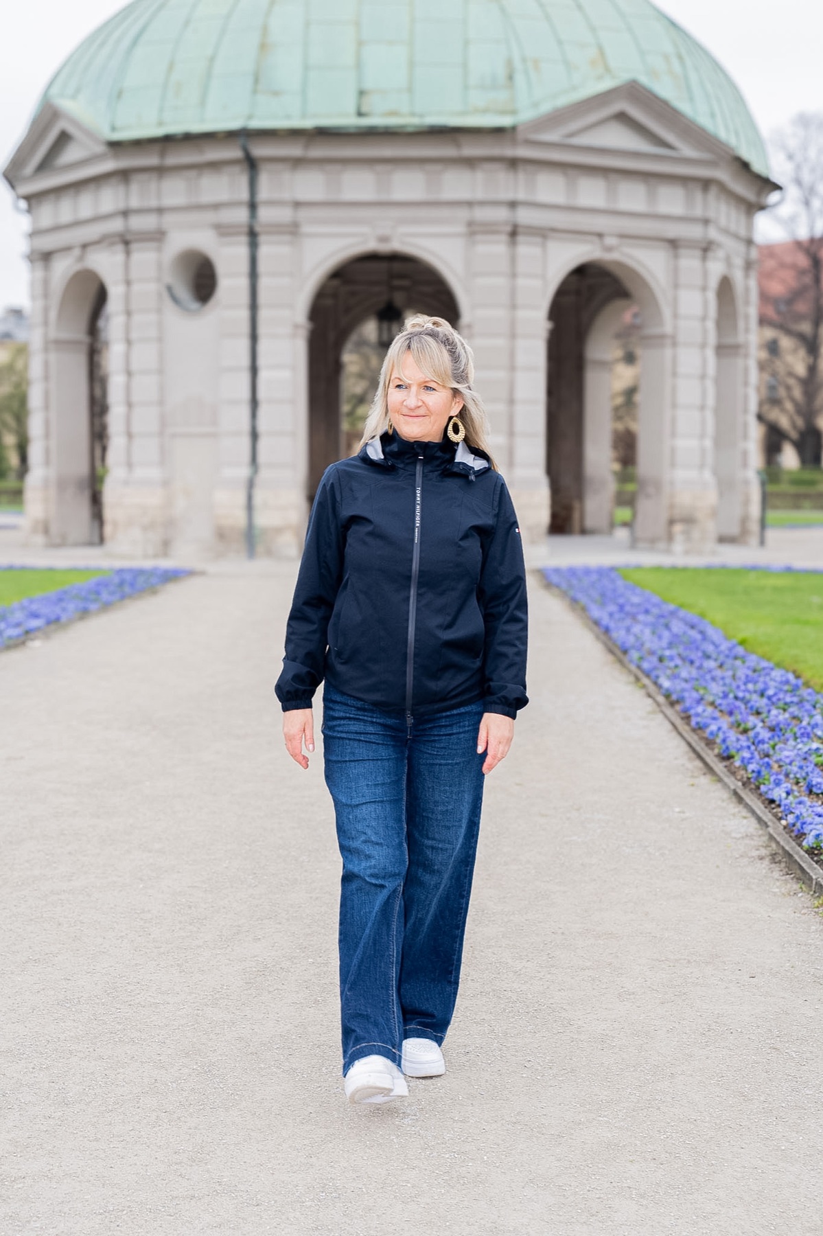 Nicole Riedl auf einem Weg in einer Parkanlage